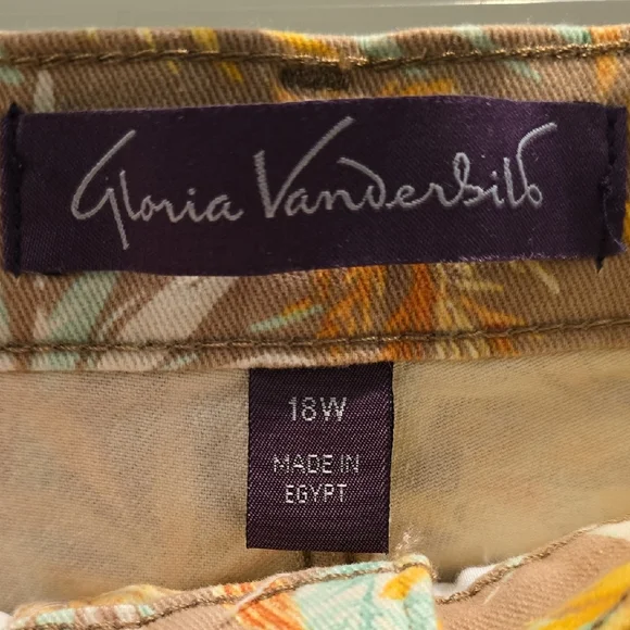 Gloria Vanderbilt Tropical Print Capri Pants - Picture 2 of 8